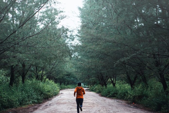 jogging mascherine photo Unsplash by @gemilang